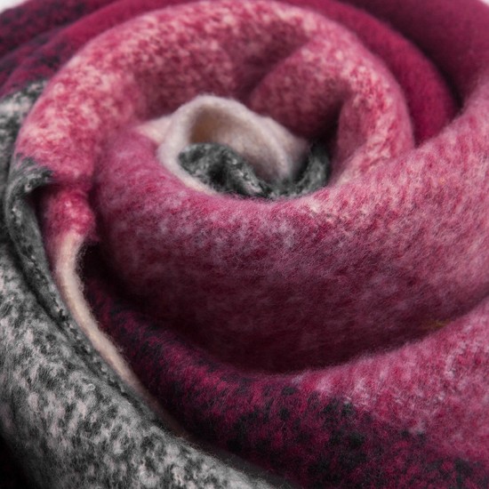 Wholesale manufacturer of new autumn and winter checkered scarves, shawls and scarves with coarse sand rings, tassels and large horizontal stripes for Europe and America