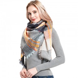 A manufacturer of cross-border best-selling European and American loop yarn, fringed, checkered, spring, autumn and winter triangular women's shawls and scarves