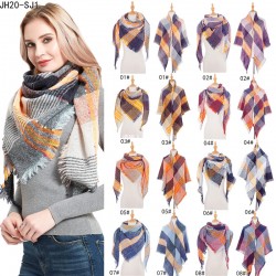A manufacturer of cross-border best-selling European and American loop yarn, fringed, checkered, spring, autumn and winter triangular women's shawls and scarves