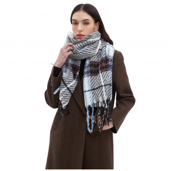 The manufacturer's new style of scarves for export to Europe and America, featuring men's and women's autumn and winter checkered scarves and shawls with floral fringes The manufacturer's new style of scarves for export to Europe and America, featuring men's and women's autumn and winter checkered scarves and shawls with floral fringes