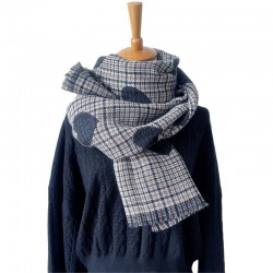 Wholesale and in-stock manufacturer of new autumn and winter women's fine checkered large heart-shaped scarves and shawls for foreign trade in Japan and South Korea