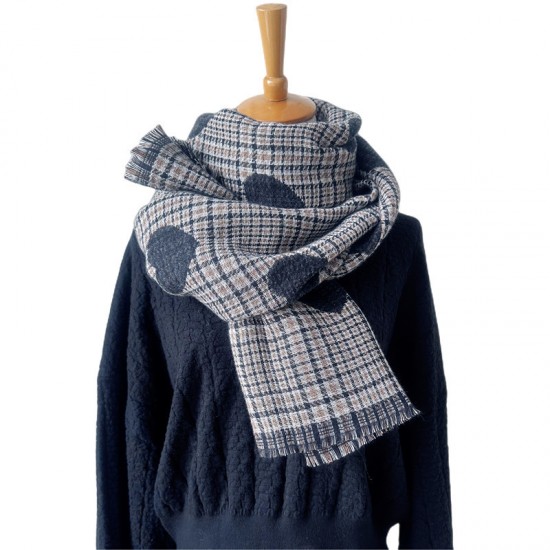 Wholesale and in-stock manufacturer of new autumn and winter women's fine checkered large heart-shaped scarves and shawls for foreign trade in Japan and South Korea Wholesale and in-stock manufacturer of new autumn and winter women's fine checkered large heart-shaped scarves and shawls for foreign trade in Japan and South Korea