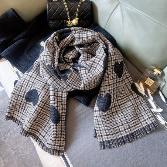 Wholesale and in-stock manufacturer of new autumn and winter women's fine checkered large heart-shaped scarves and shawls for foreign trade in Japan and South Korea Wholesale and in-stock manufacturer of new autumn and winter women's fine checkered large heart-shaped scarves and shawls for foreign trade in Japan and South Korea