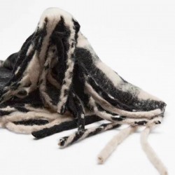 A manufacturer of the same autumn and winter new black rice checkered thick tassel scarf and women's thickened scarf shawl for foreign trade in Europe and America